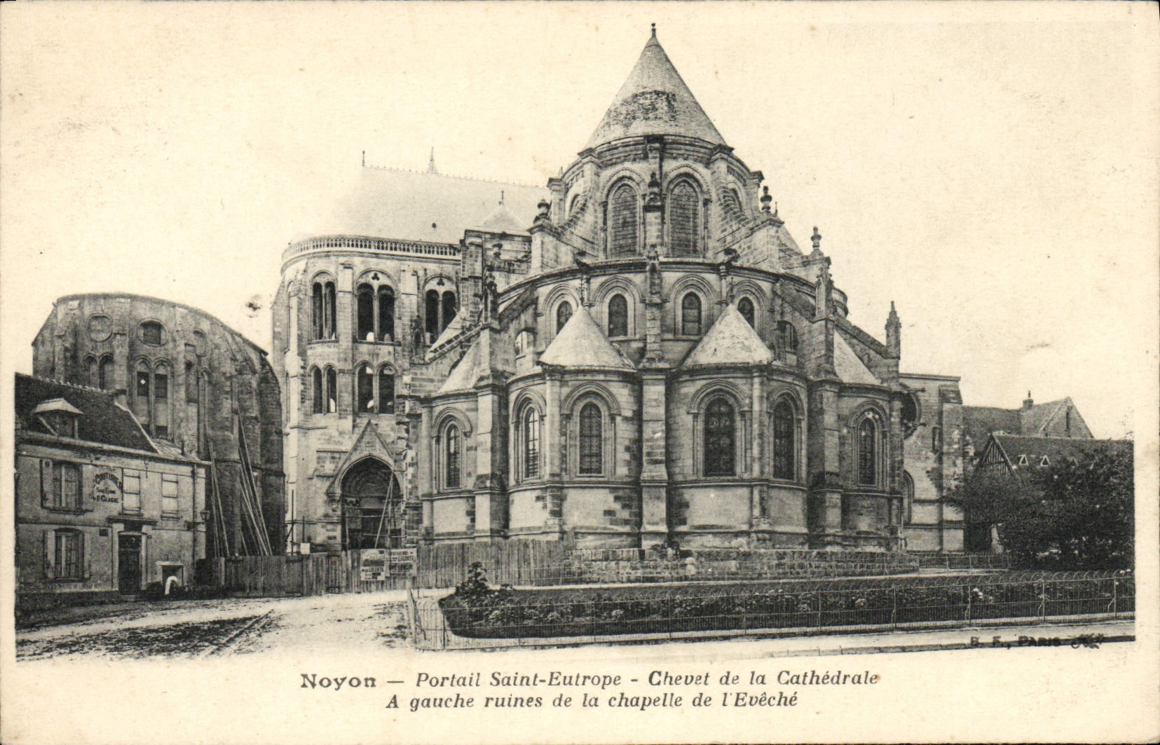 CPA Noyon Portail Saint Eutrope Chevet de la cathedrale A gauche ruines de la chapelle de l'eveche 