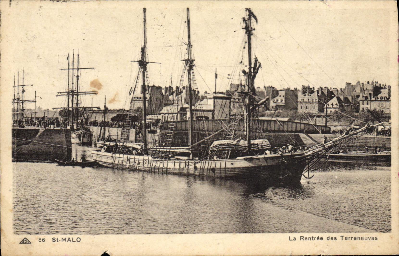 CPA St Malo La Rentree Des Terreneuvas Bateaux