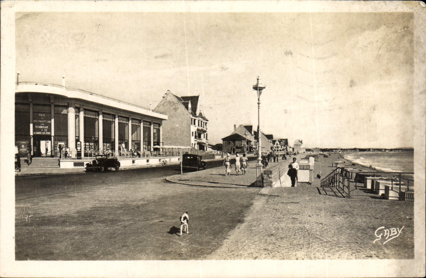 CPM La Baule Les Fins La Plage Devant le hall des informations