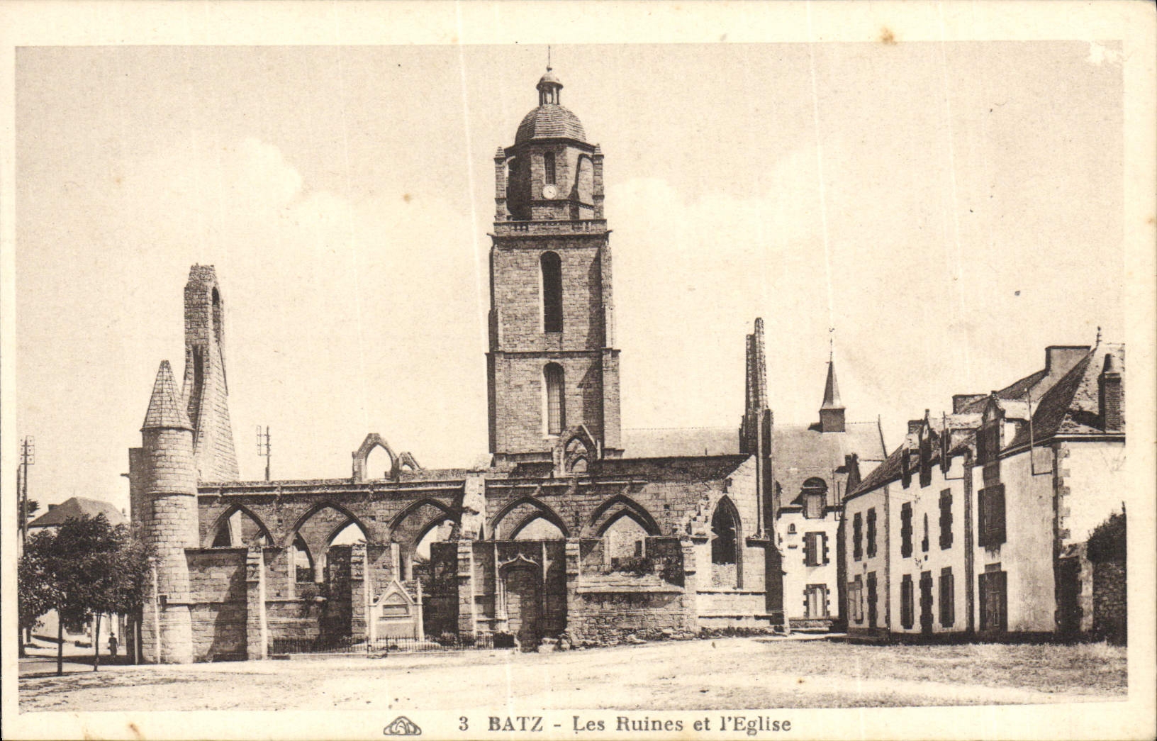 CPA Batz Les Ruines Et I'Eglise