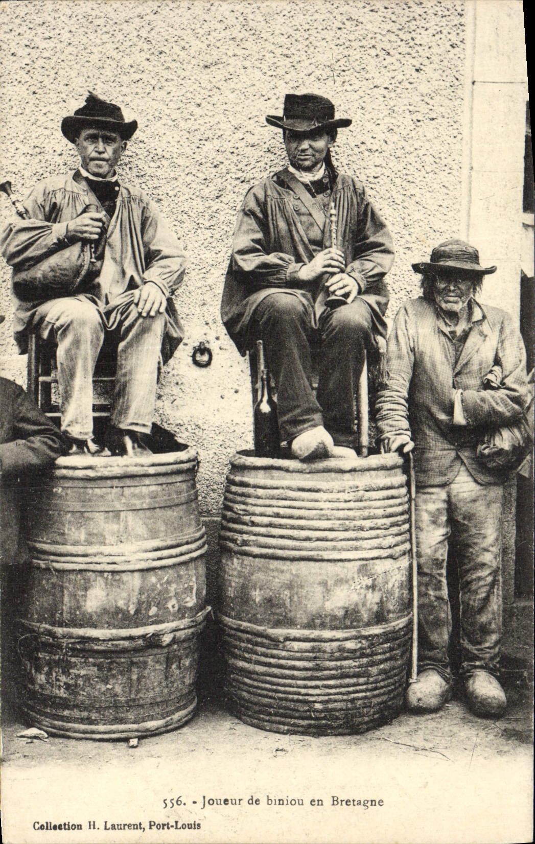 CPA Joueur De Biniou En Bretagne Folklore 
