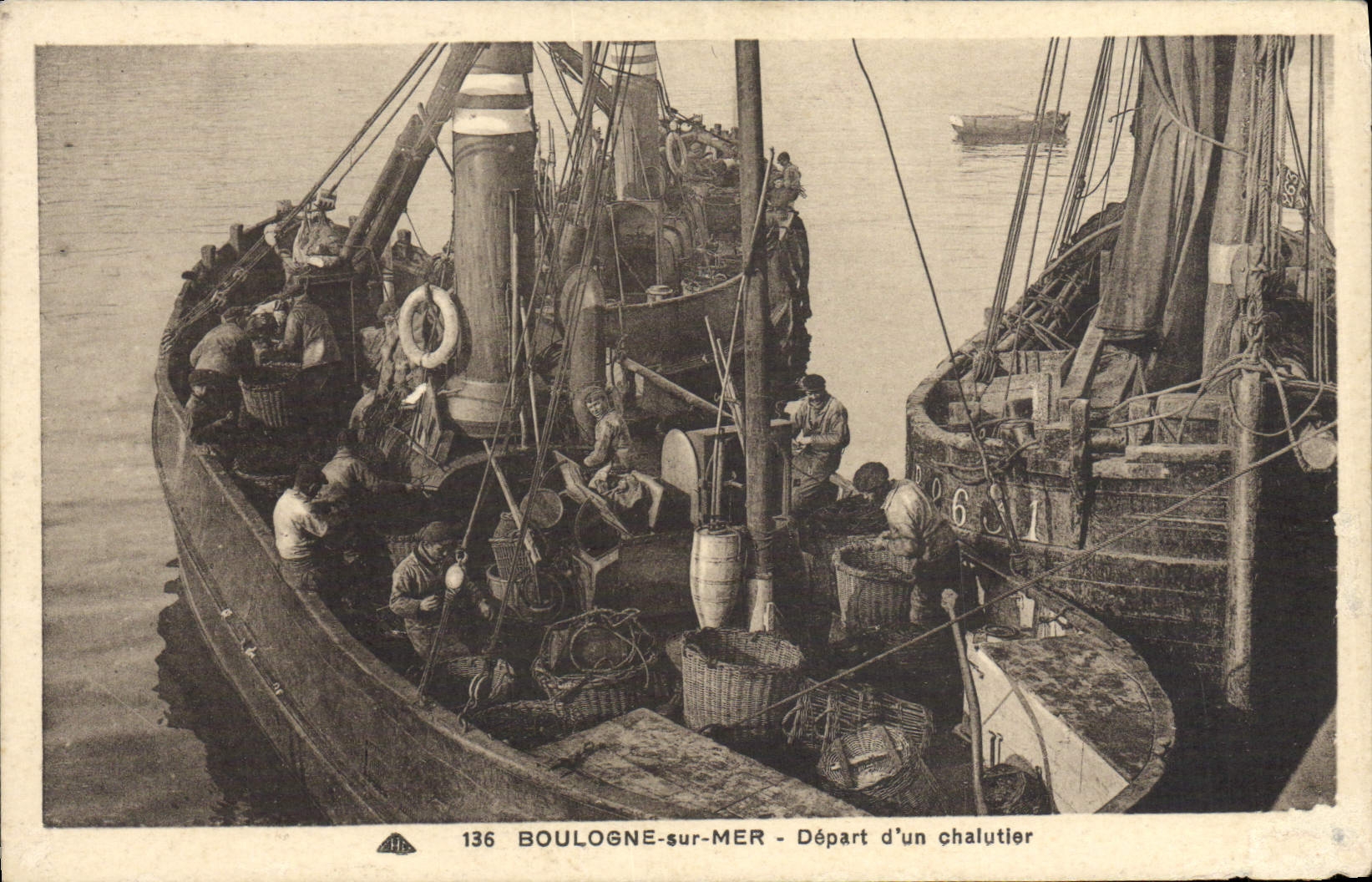 BOULOGNE-sur-MER — Départ d'un chalutier — Édition Walte, n° 136