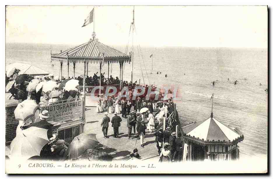 CPA Cabourg Le Kiosque A I'Heure De La Musique Photographe Auguin