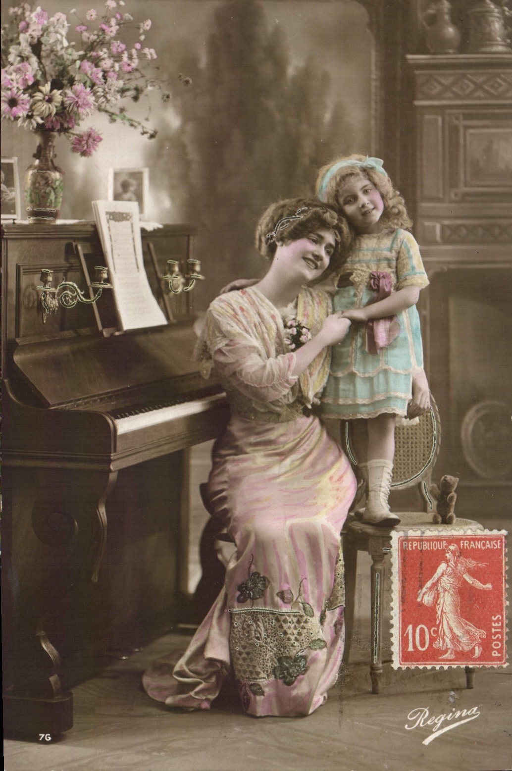 Donna e bambino vicino a un pianoforte — Regina, n°76