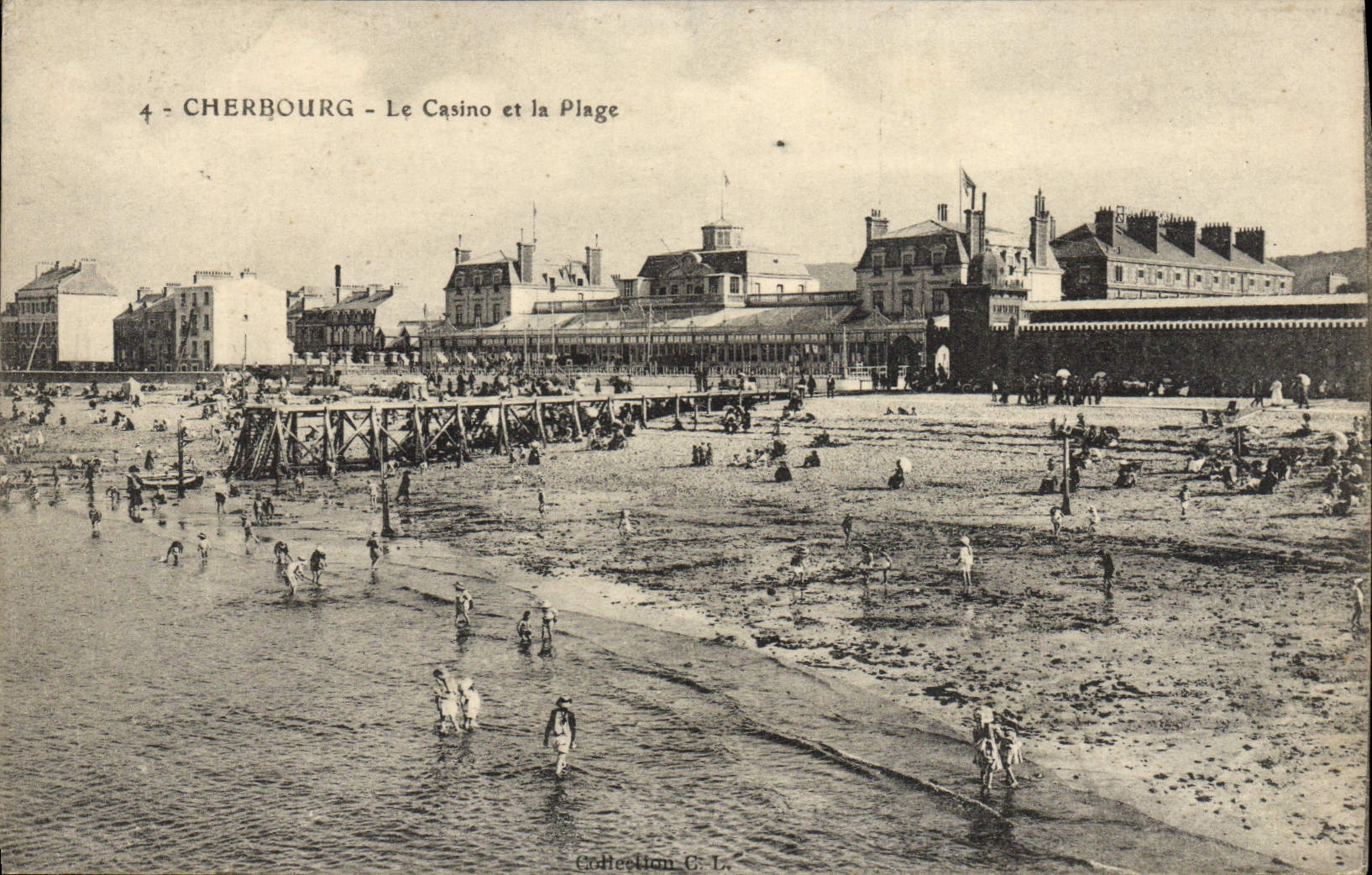 CPA Cherbourg Le Casino Et La Plage