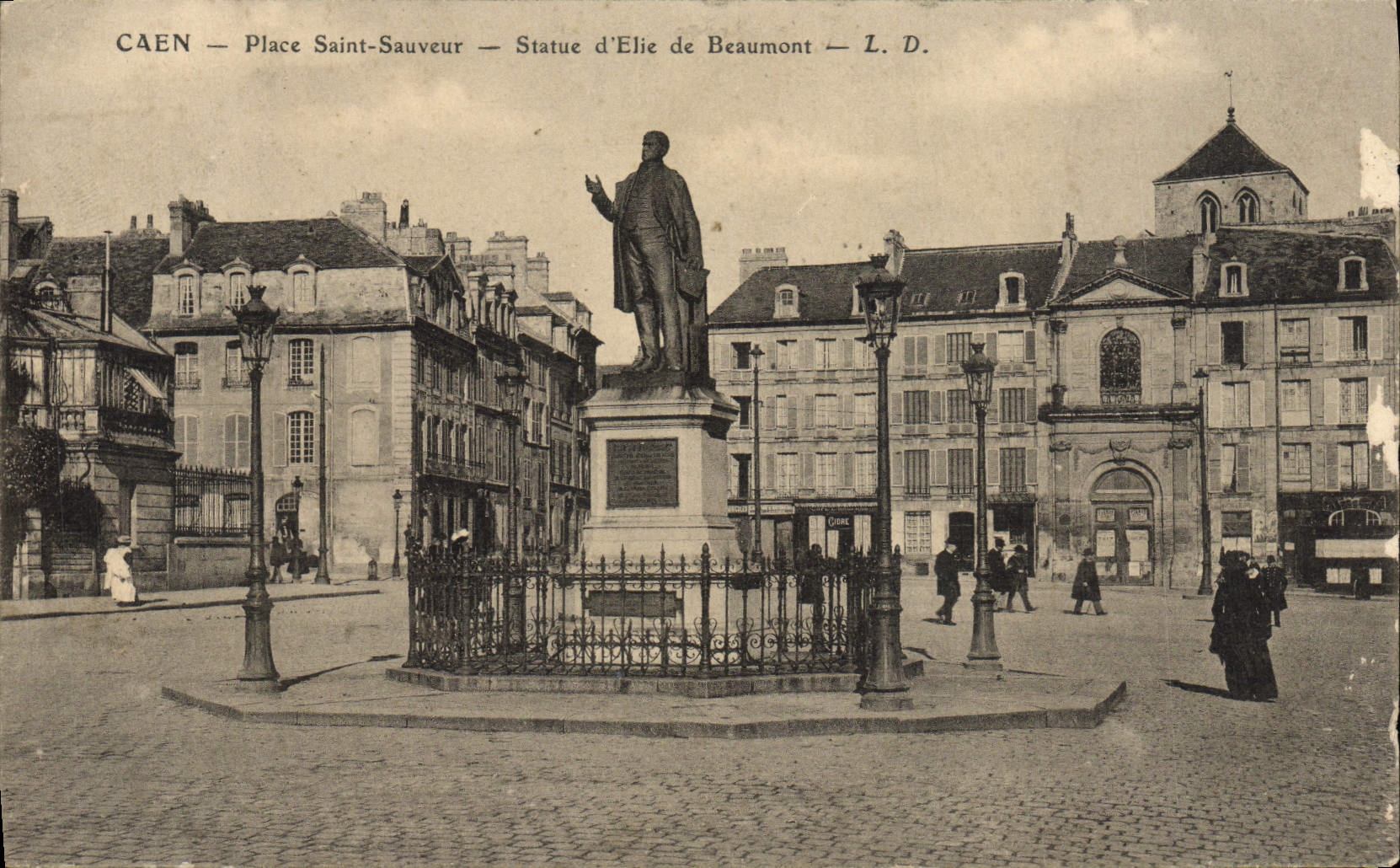 CPA Caen Place Saint Sauveur Statue D'Elie de Beaumont 