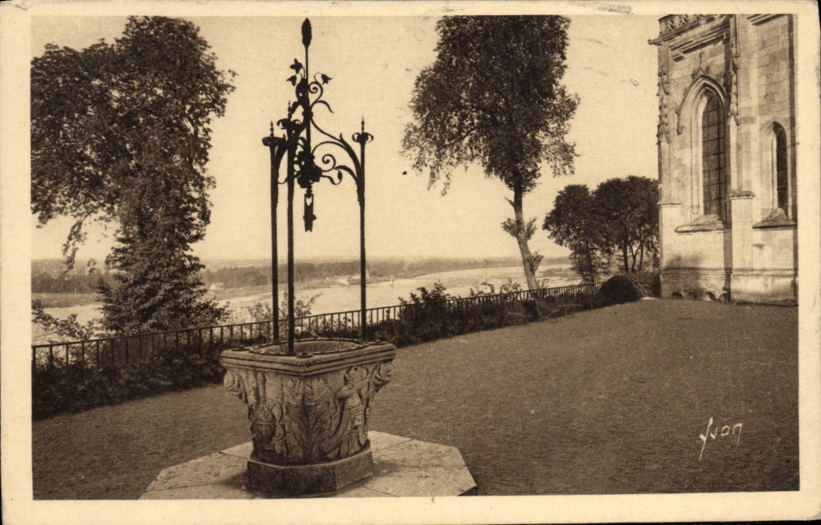 Chaumont-sur-Loire — Le Vieux Puits et la Chapelle du Château — JvON