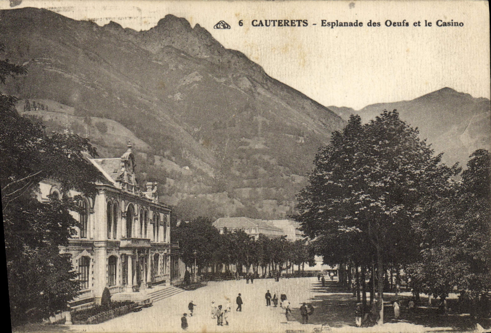 Cauterets - Esplanade des Oeufs et le Casino