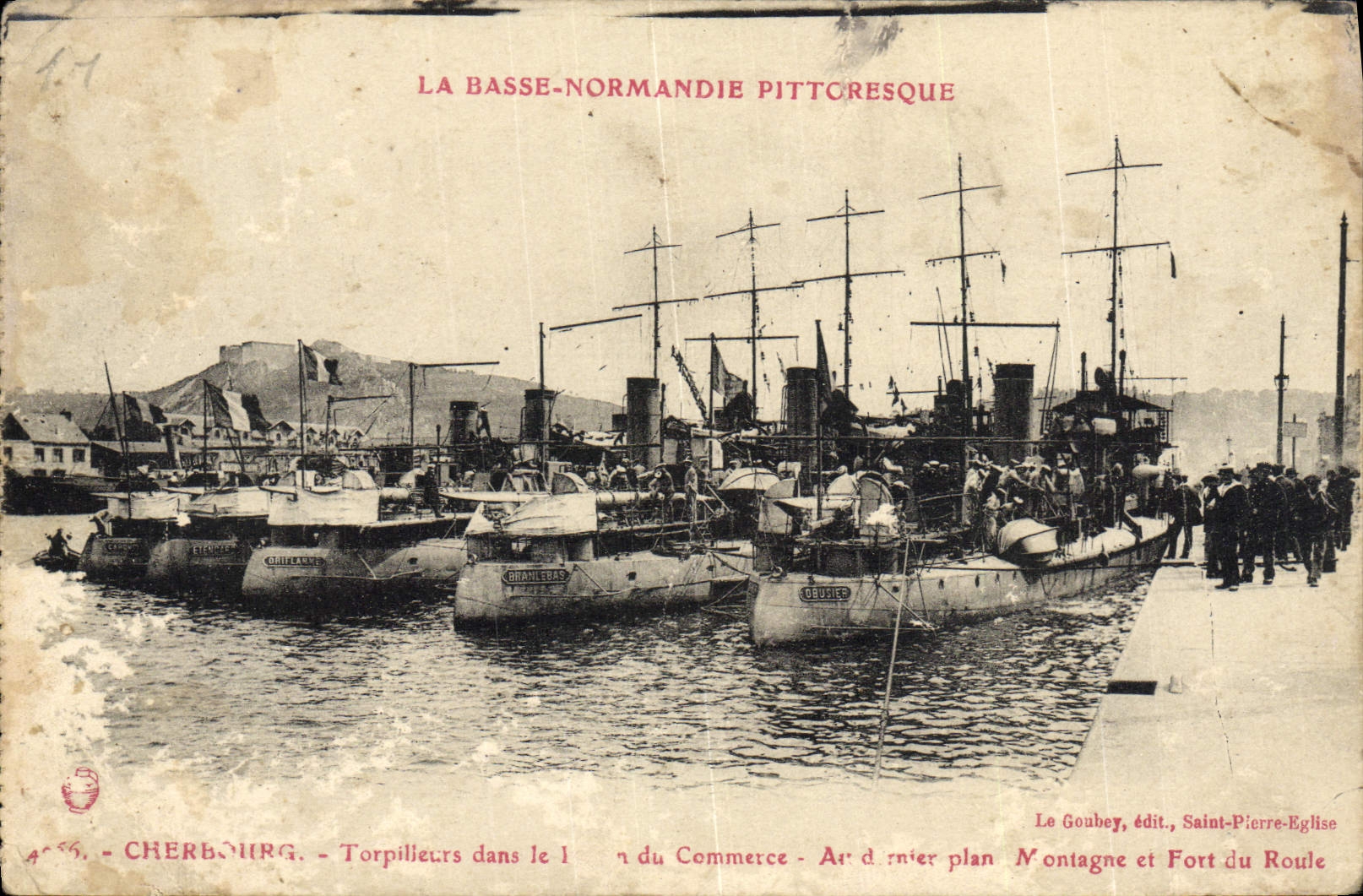 CPA La Basse Normandie Pittoresque Cherbourg Torpilleurs dans le port de commerce Au dernier plan Montagne et Fort du Ro