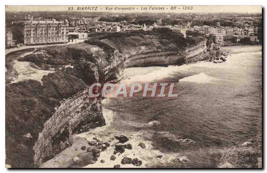 CPA Biarritz Vue d'Ensemble Les Falaises