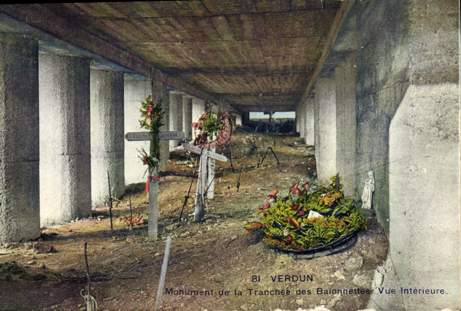 CPA Verdun Monument de la Tranchee des baionnettes Vue interieure Militaria