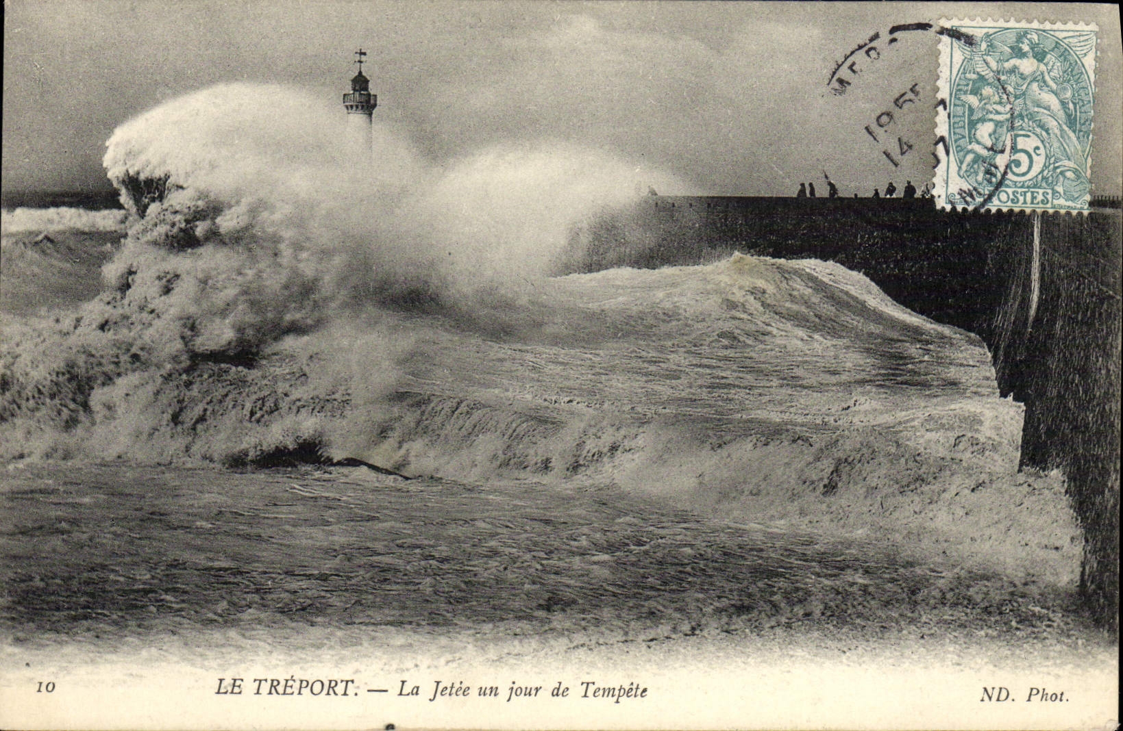 CPA Le Treport La Jetee un Jour de Tempete Phare 