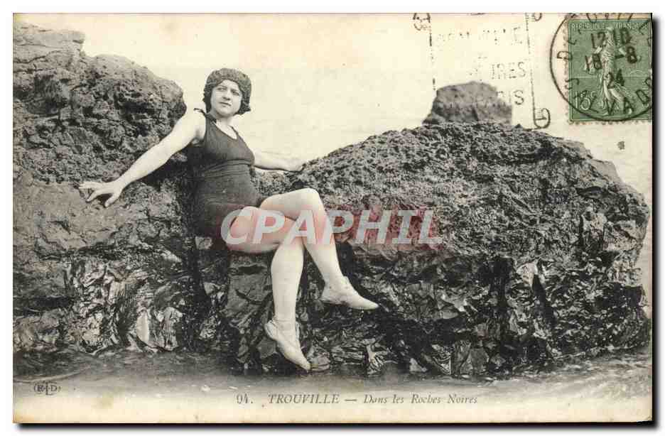 CPA Trouville Dans les Roches Noires Femme Maillot de bain 