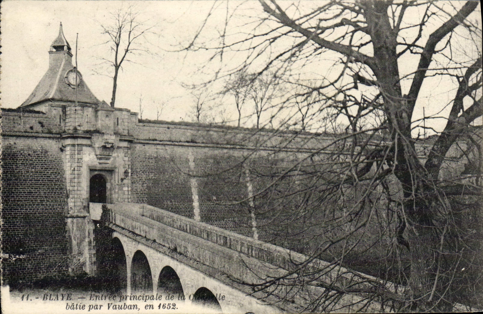 CPA Blaye Entree Principale de la chapelle batie par Vauban 