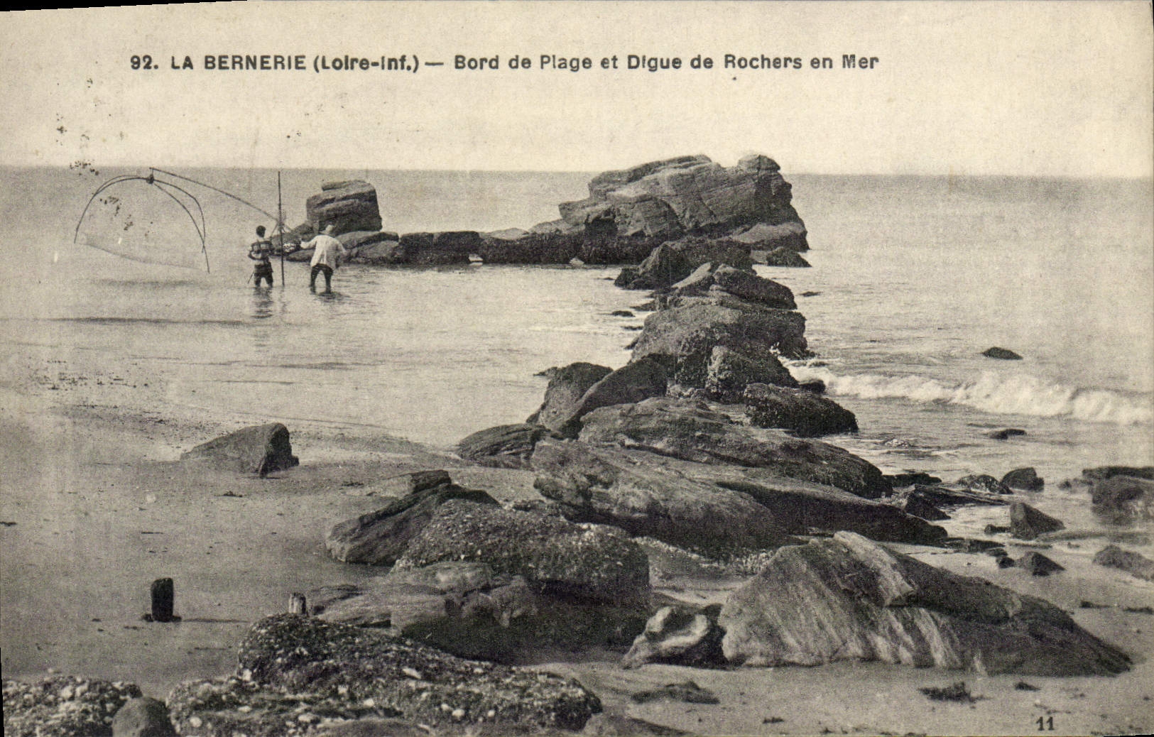 CPA La Bernerie Bord de Plage et Digue de Rochers en Mer Pecheur Peche 