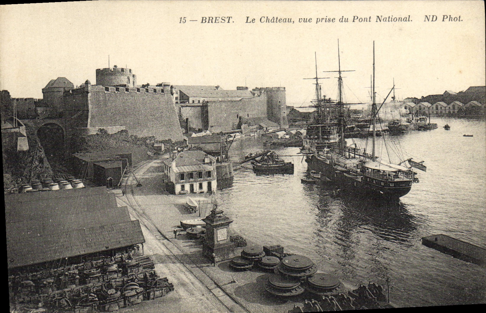 CPA Brest Le Chateau Vue Prise du Pont national Bateaux 