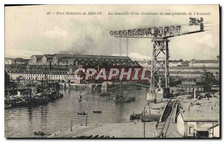 CPA Brest Port militaire la nouvelle grue electrique et vue generale de l'arsenal Bateaux