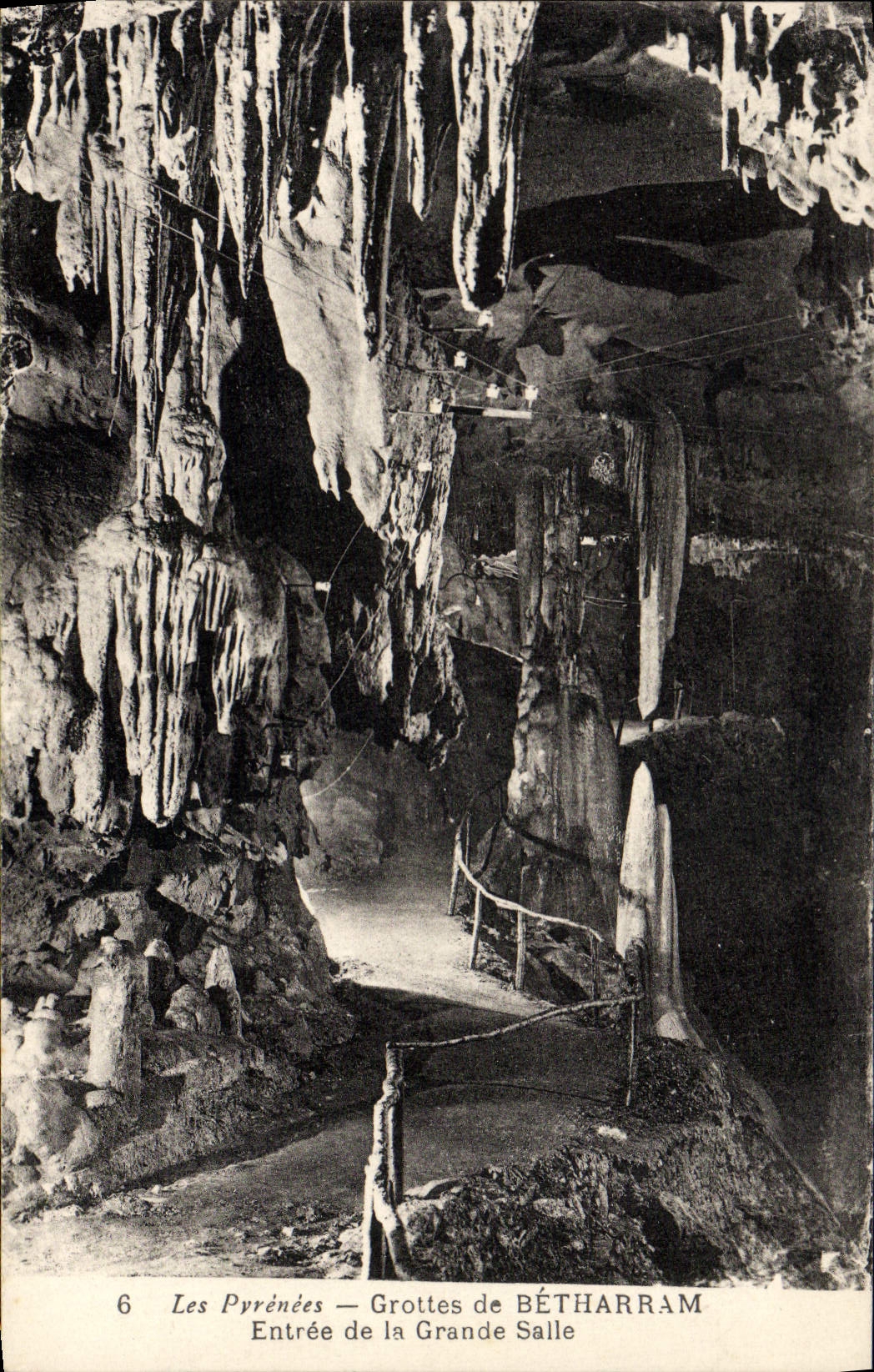 CPA Les Pyrenees Grottes de Betharram Entree de la Grande Salle