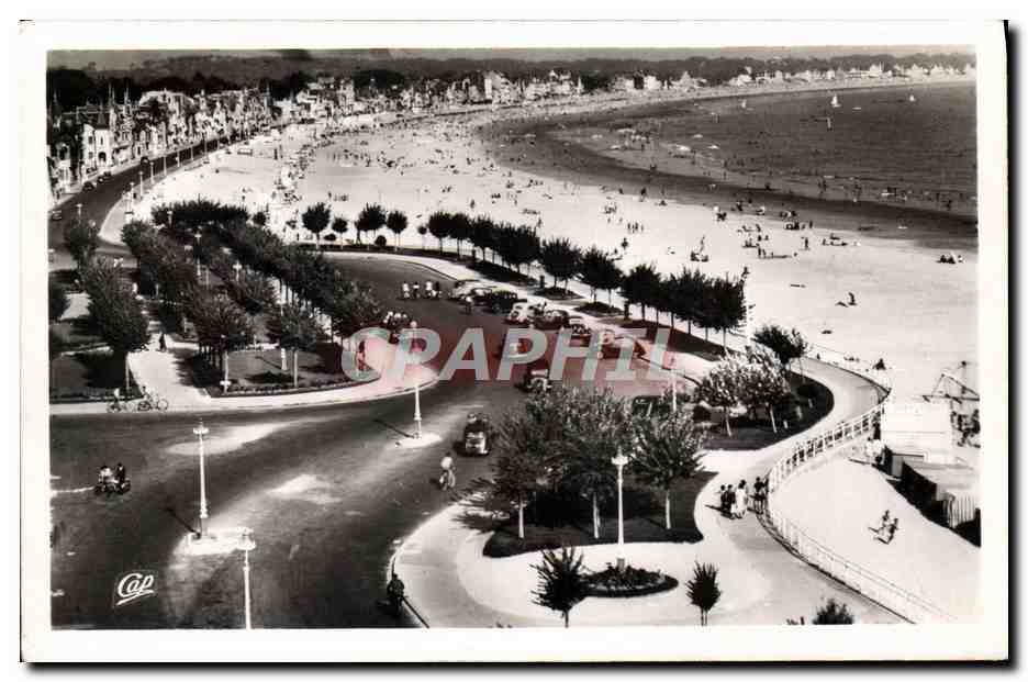 CPM La Baule Vue Generale de la Plage de Des Jardins Devant le Casino