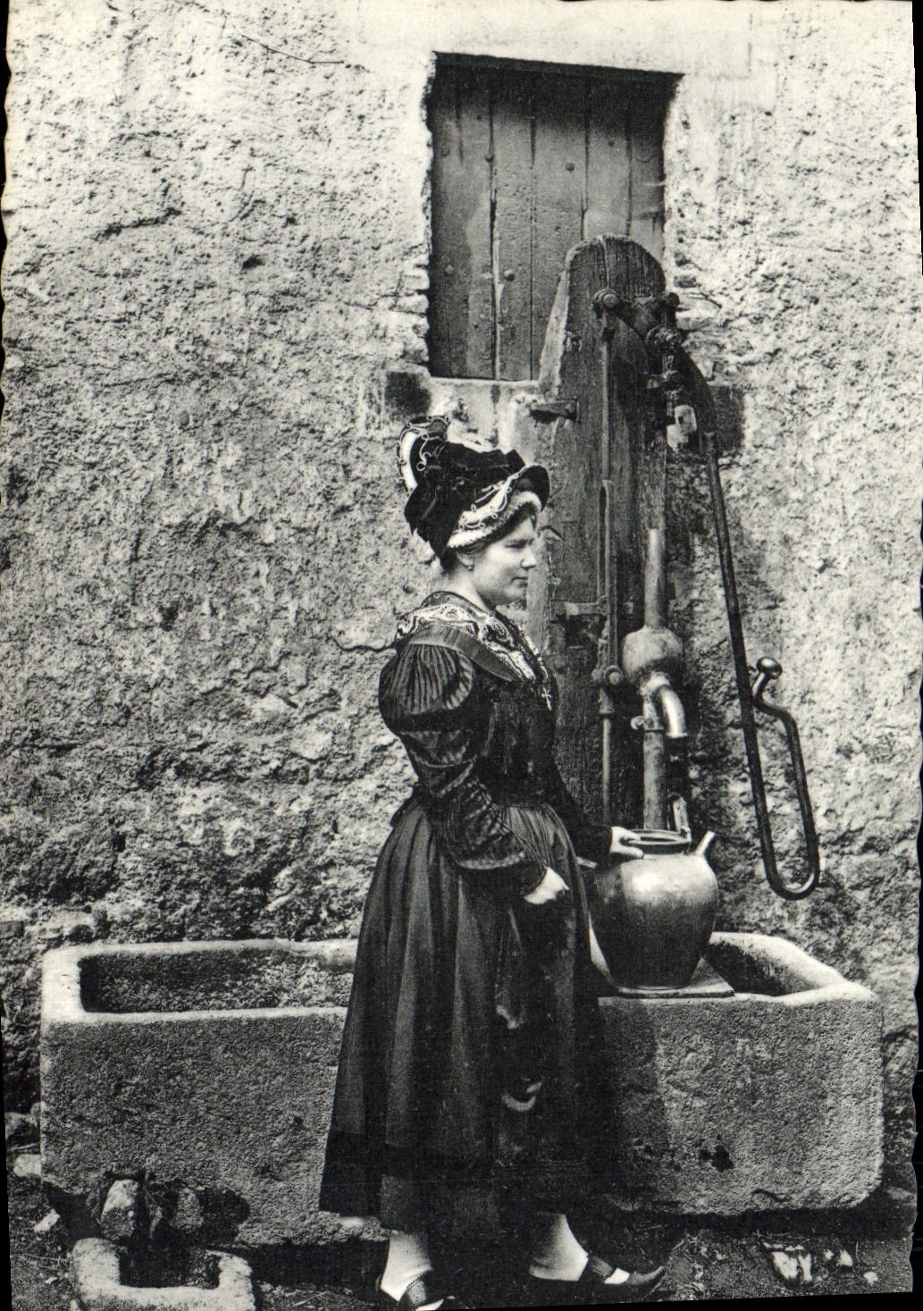 Femme à la pompe à eau — Bourbouanne — Galeries Bourbonnaise