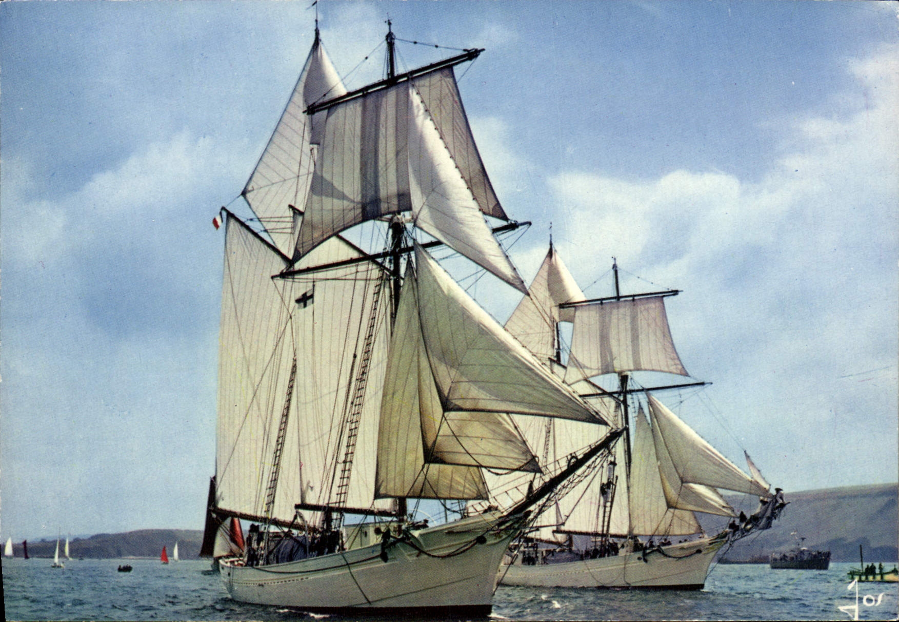 La Bretagne en couleurs — Goélettes de la Marine Nationale « L'Étoile » et la « Belle Poule » voguant toutes voiles au vent — Éditions d'Art JOS