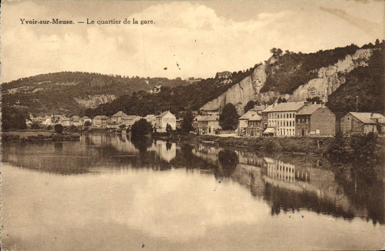 CPA Yvoir sur Meuse Le quartier de la gare
