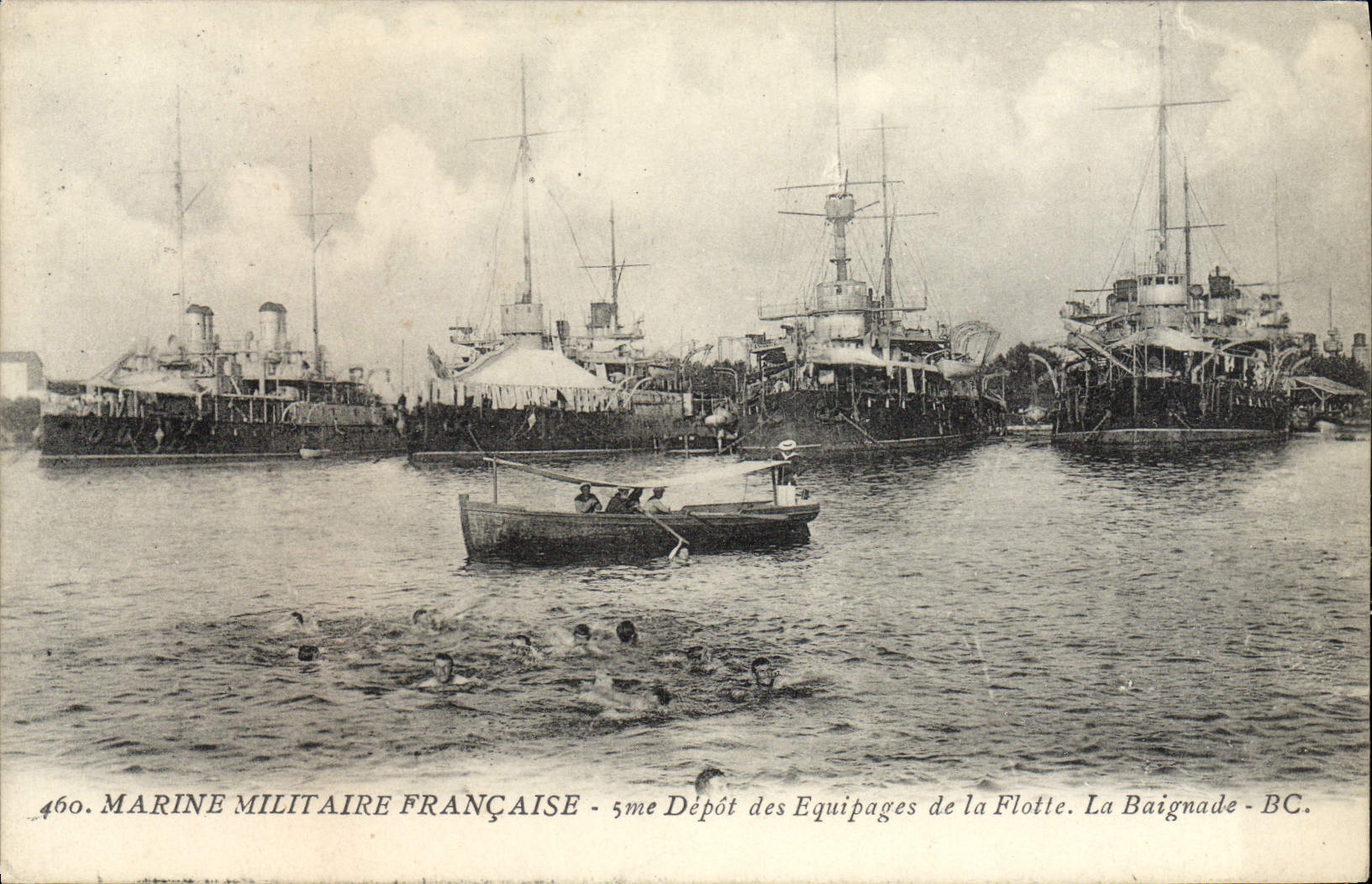 CPA Marine Militaire Francaise 5eme depot des equipages de la flotte La baignade Bateaux