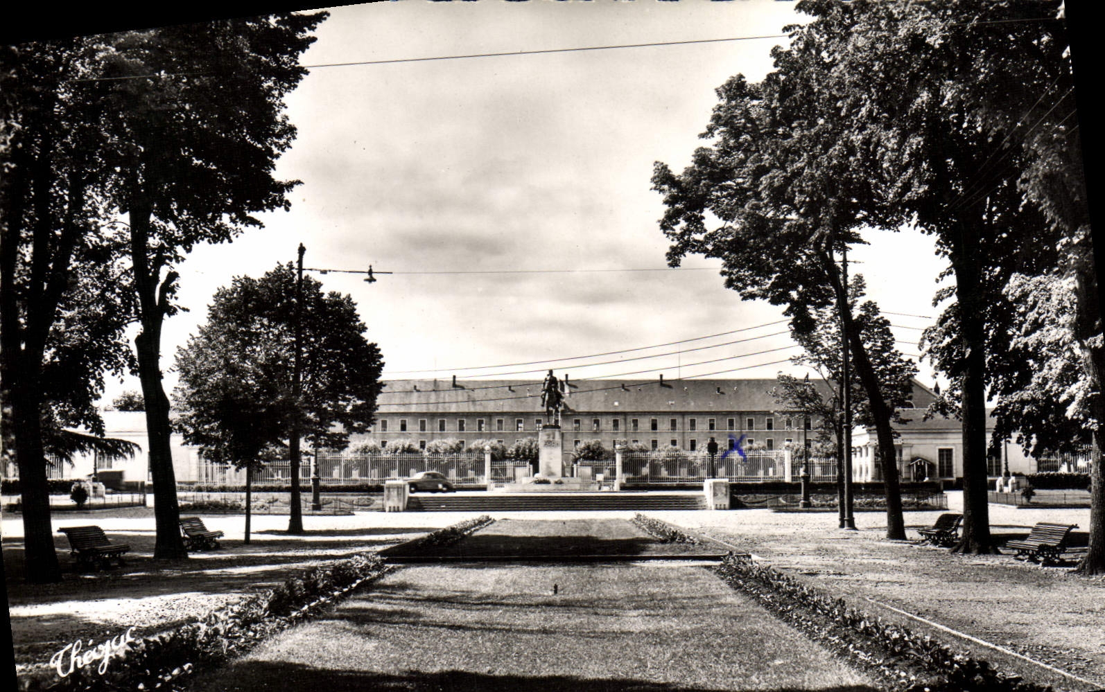 Thézgur — Place avec statue du Maréchal Foch — Éditions Moderne JAC - Limoges