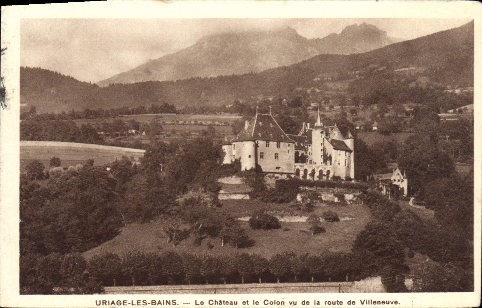 CPA Uriage Les Bains Le Chateau et le Colon Vu de la Route de Villeneuve