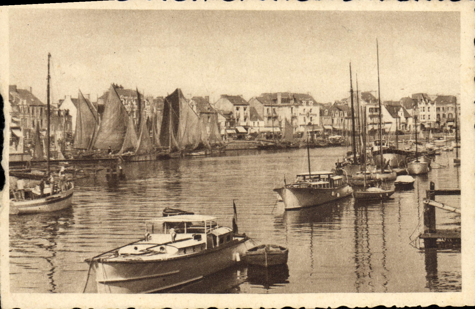 CPA Le Pouliguen Vue Sur le Port Bateaux