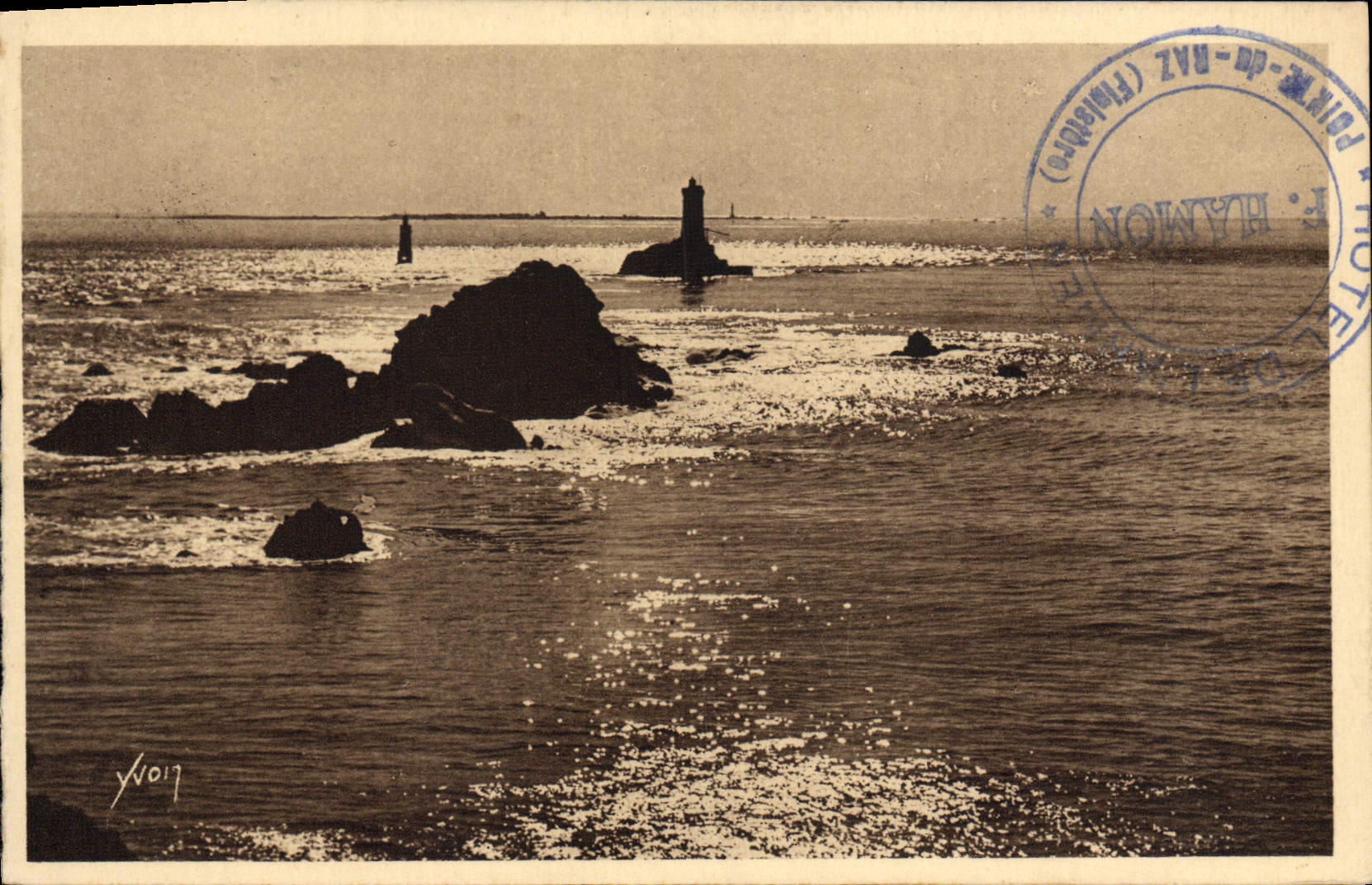 CPA Pointe Du Raz De Sein Le Phare de la Vieile Au Loin l'ile de Sein