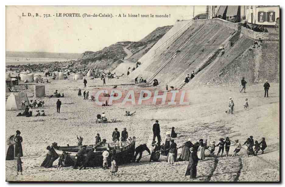 Le Portel (Pas-de-Calais) — plage animée avec bateau et dunes — L. D., B., 752