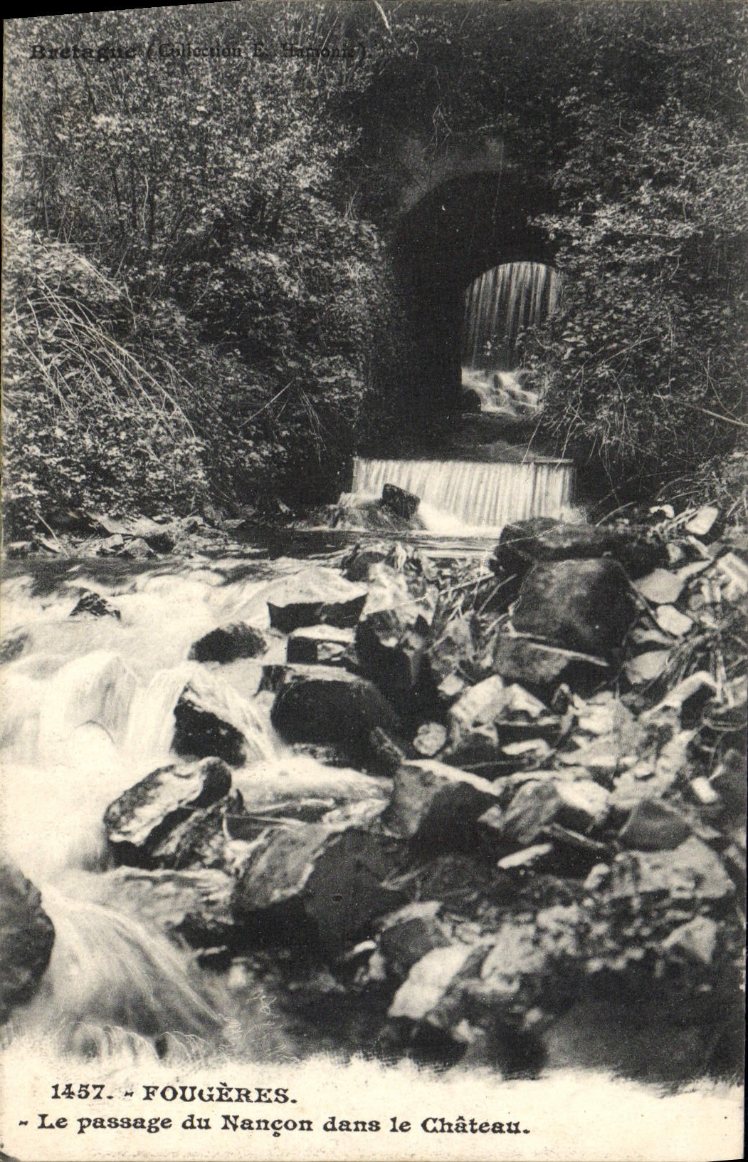 Fougères — Le passage du Nançon dans le Château — Collection R. Véronis