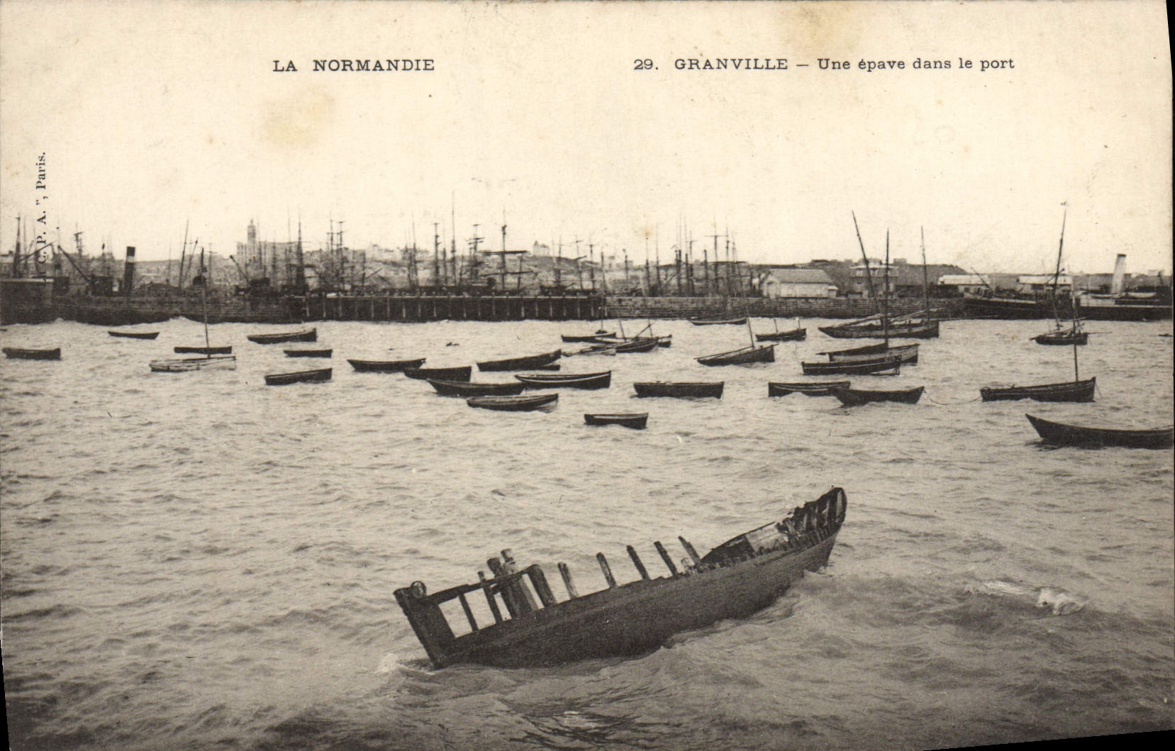 Granville — Une épave dans le port — La Normandie, n°29
