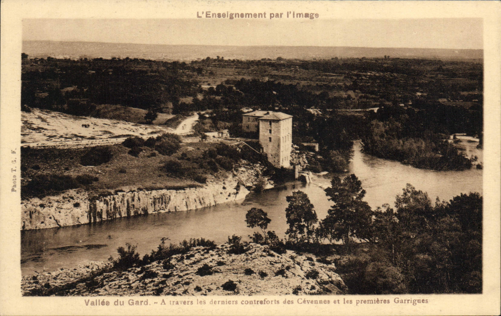 Vallée du Gard — À travers les derniers contreforts des Cévennes et les premières Garrigues — Photo T. G. F.