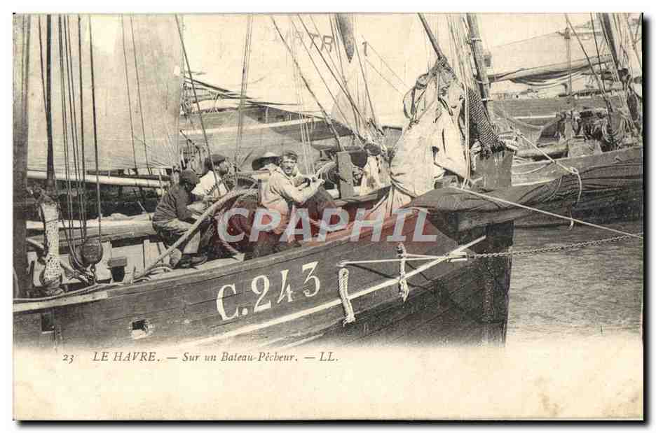 CPA Le Havre Sur Un Bateau Pecheur Bateau
