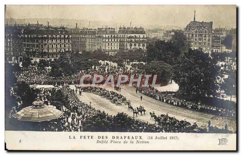 CPA La Fete Des Drapeaux 14 juillet 1917 Defile Place de la Nation Militaria