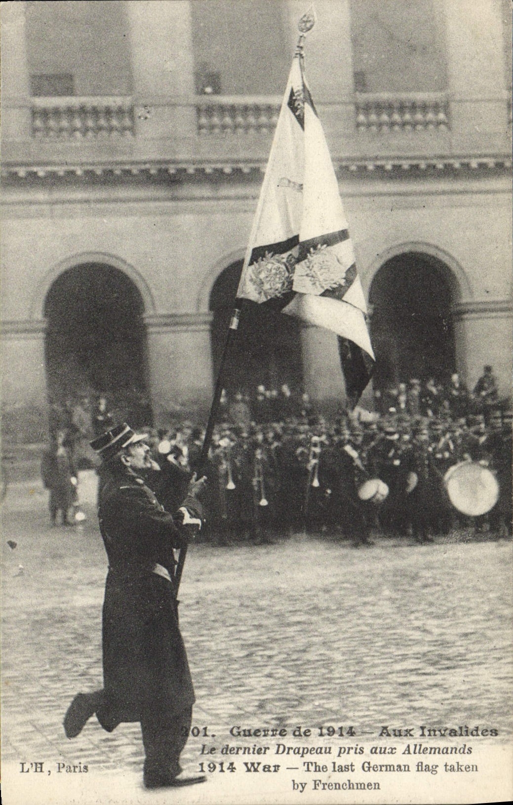 CPA Guerre 1914 Aux Invalidees Le Dernier Drapeau Pris Aux Allemands Militaria