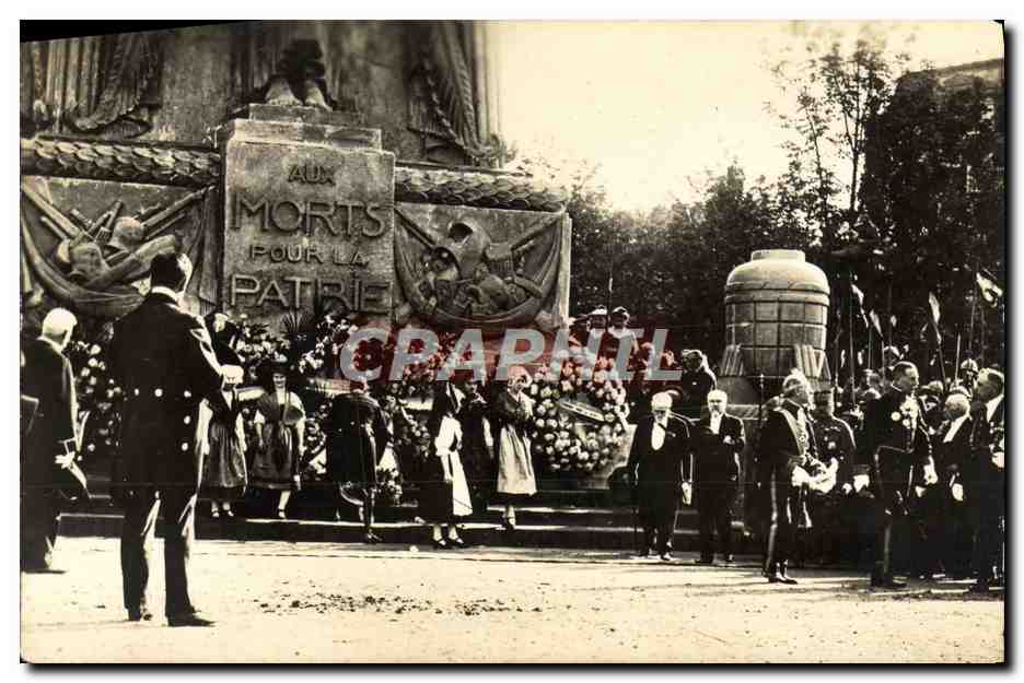 CPA Aux Morts Pour La Patrie Paris Militaria