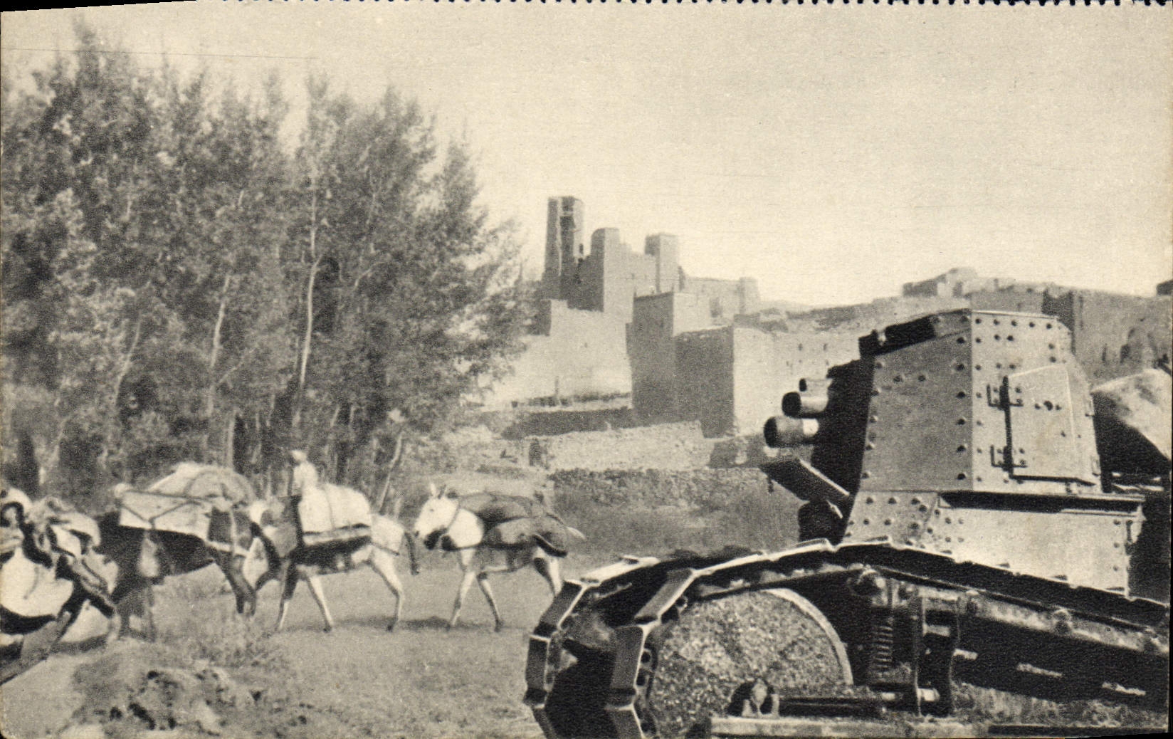 CPM Maroc Char De Combat Accompagnant une colonie de ravitaillement Miltiaria Tank