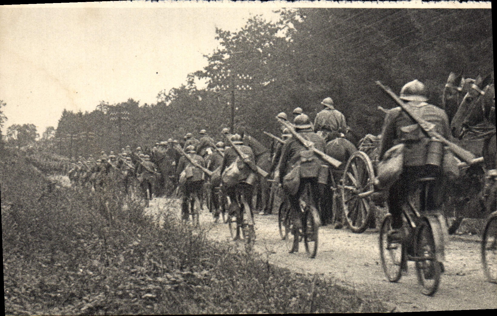CPM Pelolon Cyclisie Doublant Une Colonne D'Artillerie Velo Cycle Militaria