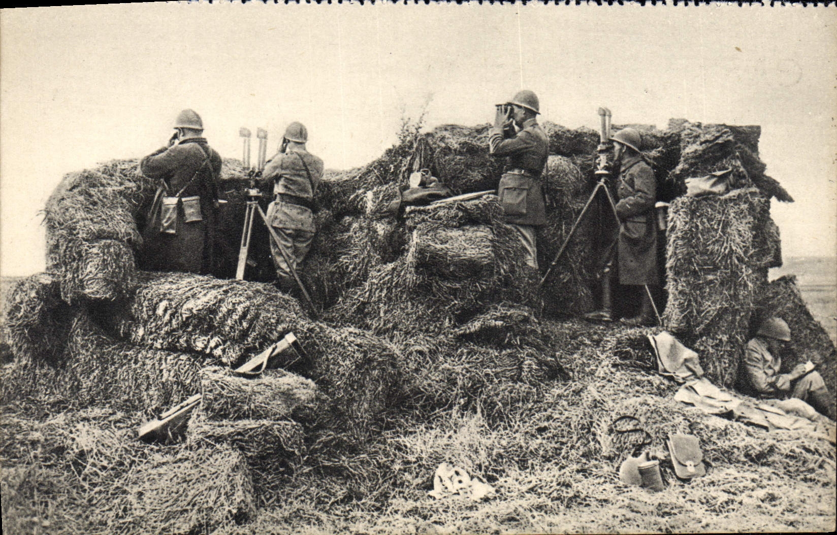 CPA Aux Manoeuvres Poste D'Observation D'Artillerie Militaria