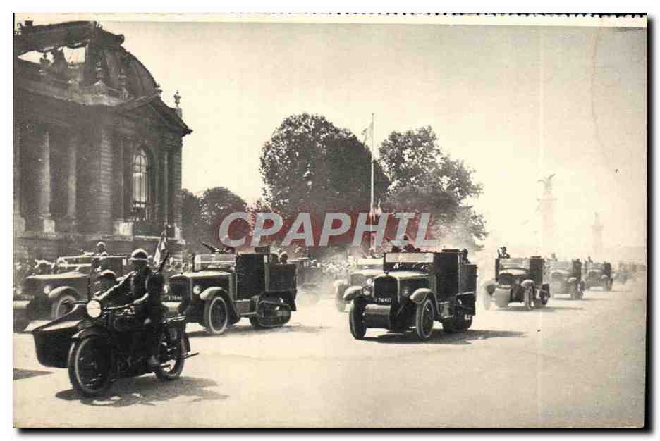 CPA 14 Juillet Defile De Dragons Portes Militaria 