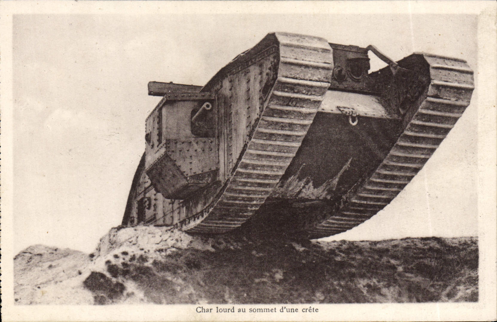 CPA Char Lourd Au Sommet D'Une Crete Tank 