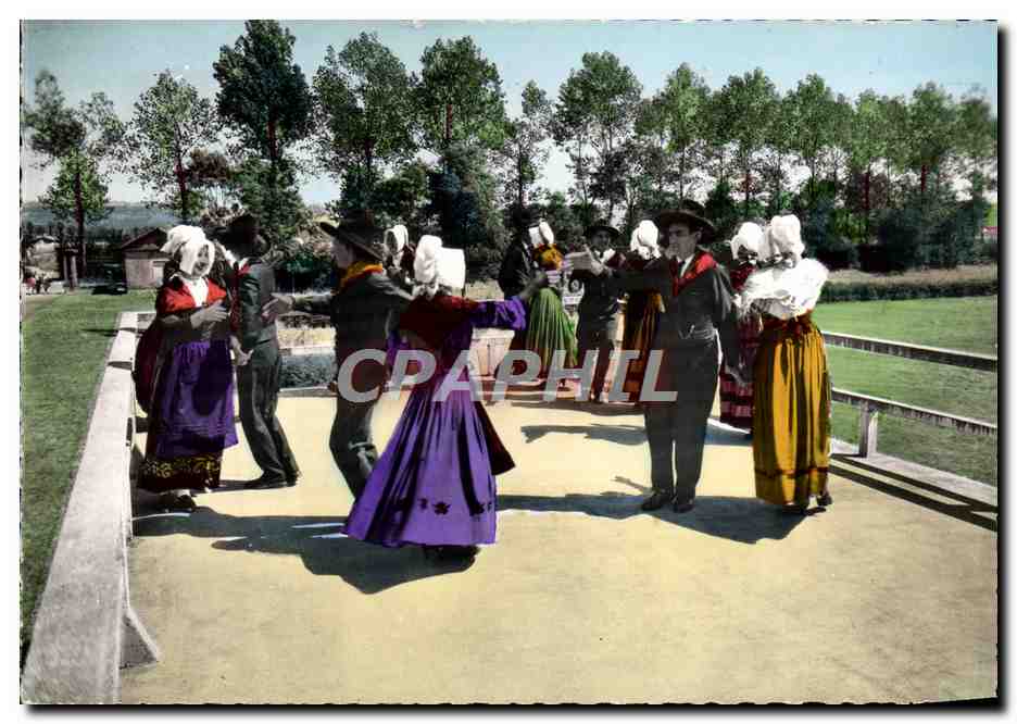 CPA La Haute Auvergne La Bourree D'Aurillac Groupe folklorique de Haute Auvergne Le Brelle Bourreio