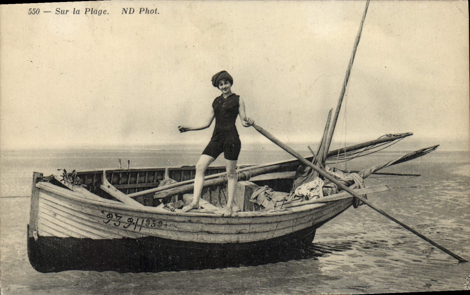 Sur la Plage — Femme en maillot de bain sur un bateau — ND Phot. n°550