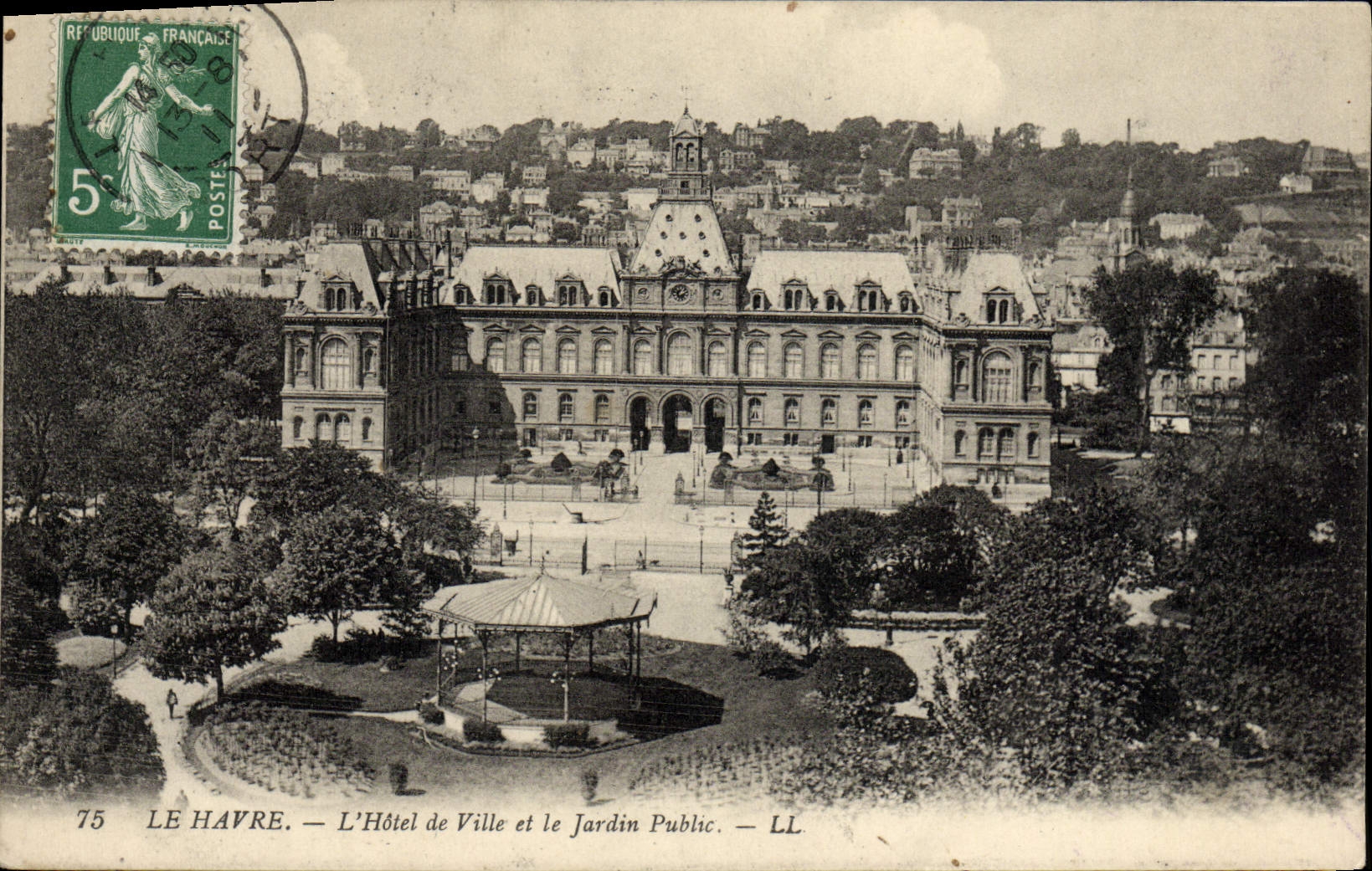 CPA Le Havre L'Hotel de Ville et le Jardin Public