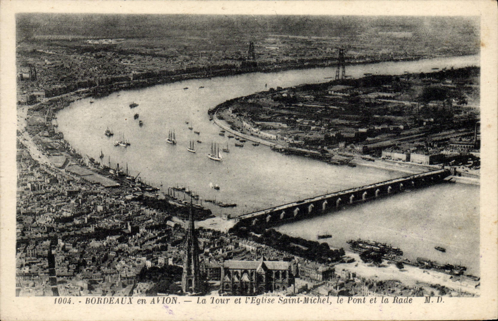 Bordeaux en Avion — La Tour et l'Église Saint-Michel, le Pont et la Rade — M.D.