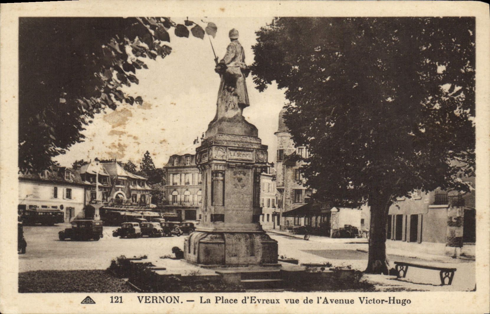 CPA Vernon La Place d'Evreux Vue de L'Avenue Victor Hugo
