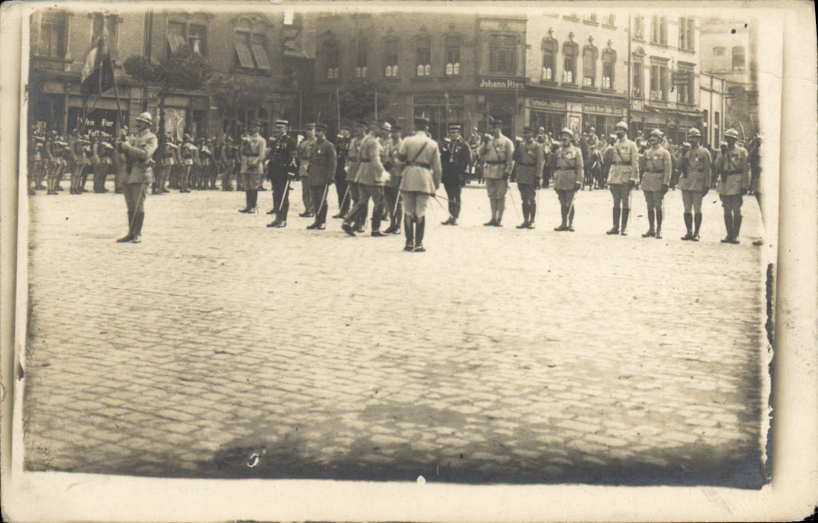 Desfile militar — Plaza empedrada — Número de serie ilegible